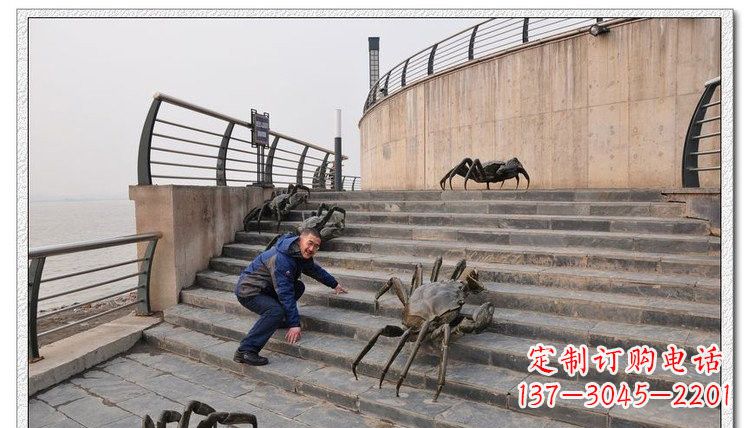 重庆海边铜雕螃蟹