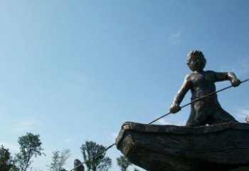 重庆男孩撑船铜雕，营造童趣氛围