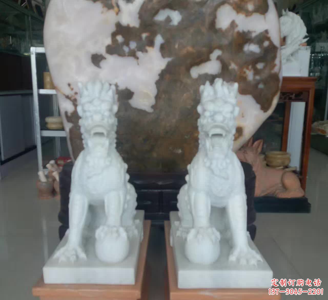 重庆汉白玉踩球麒麟石雕