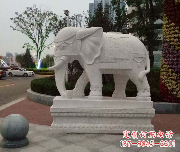 重庆汉白玉头戴珠宝的大象门口招财石雕