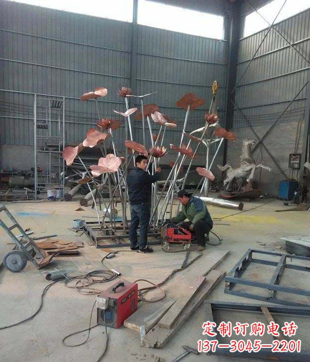 重庆荷花荷叶铜雕,营造梦幻氛围