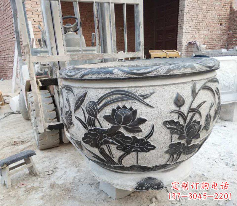 重庆中领雕塑青石荷花水缸雕塑以其独特的设计、…