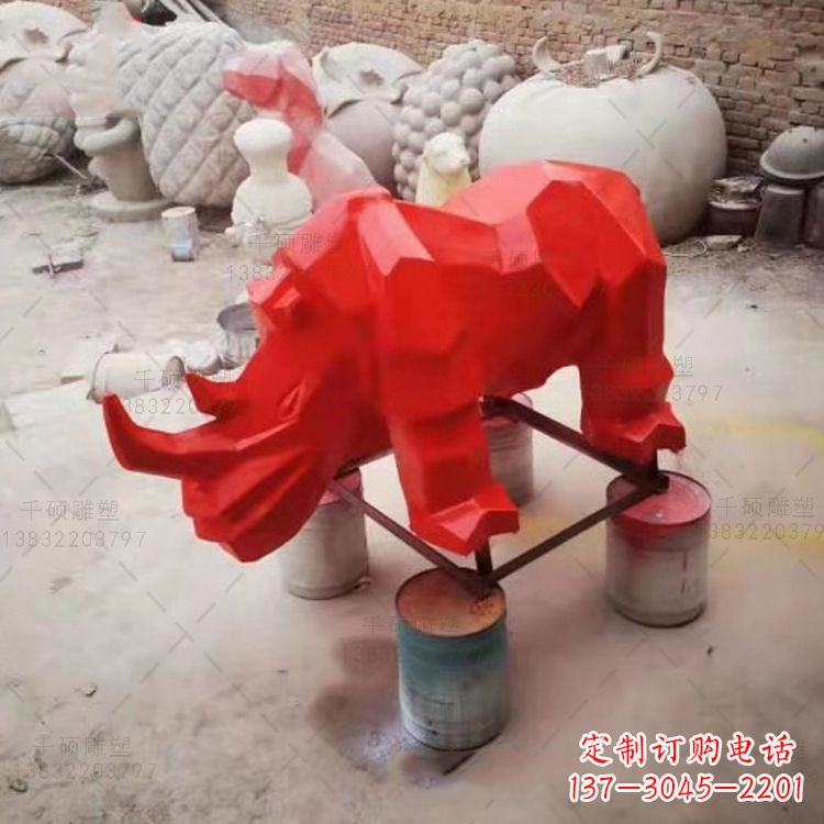 重庆红色几何切面抽象犀牛雕塑