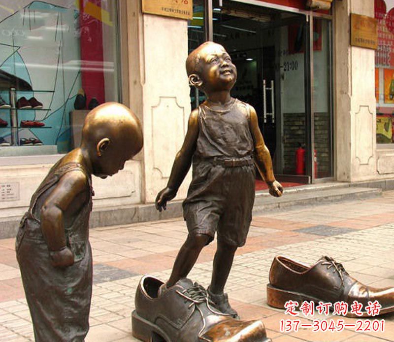 重庆街边穿大鞋的小孩铜雕