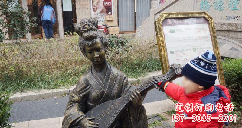 重庆街边弹琵琶的古代美女人物景观铜雕