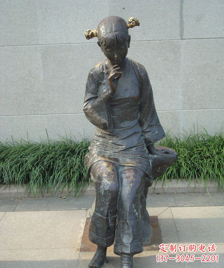 重庆街边低头思考的女孩景观铜雕