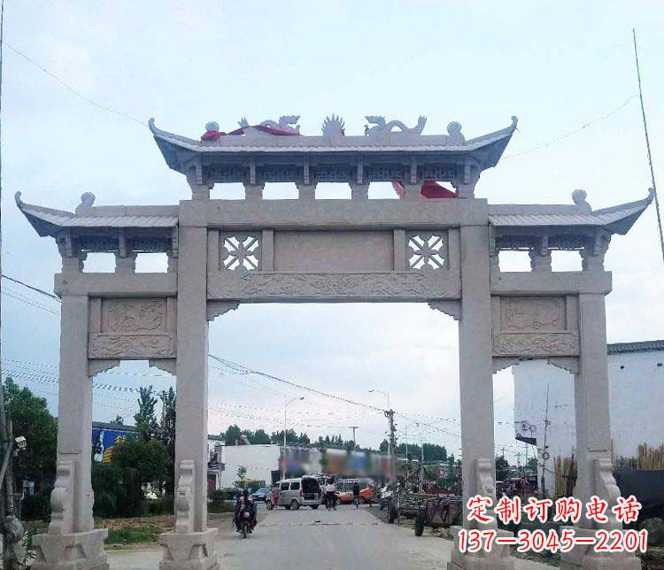 重庆街边三门牌坊石雕