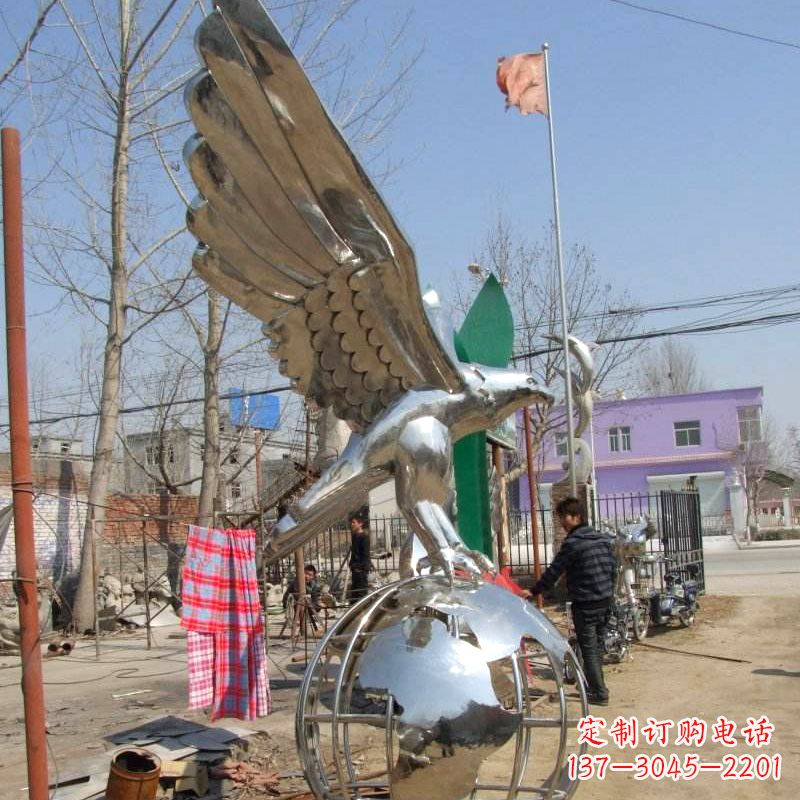 重庆超越传统的老鹰不锈钢雕塑