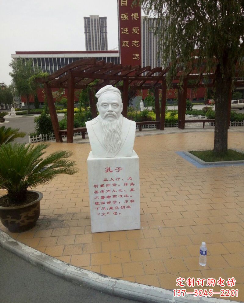 重庆赞美圣贤——孔子石雕塑
