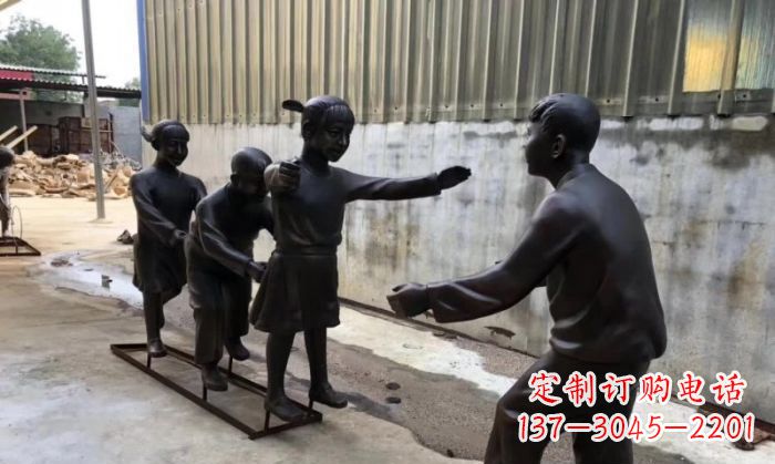 重庆华中领雕塑出品——老鹰捉小鸡铜雕