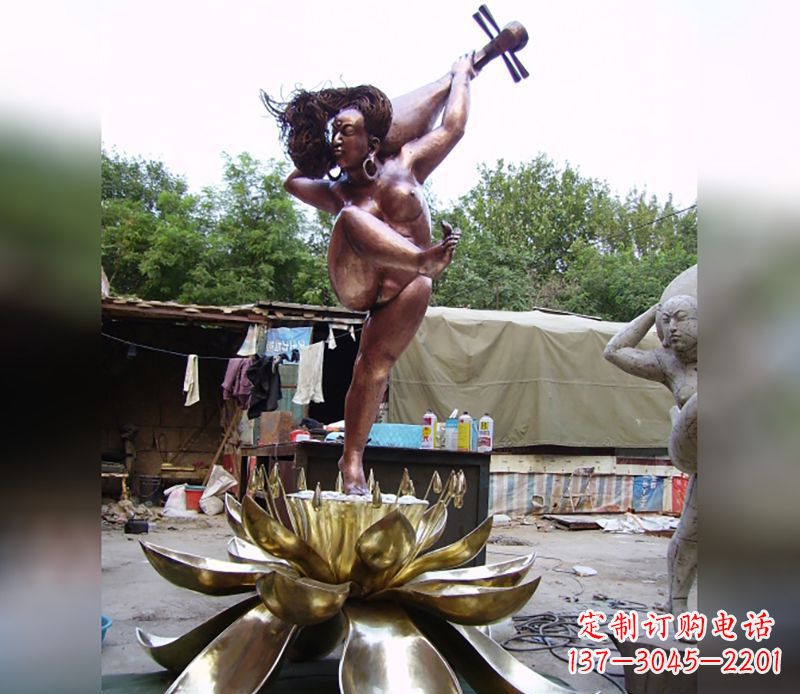 重庆如神般的精美莲花铜雕塑