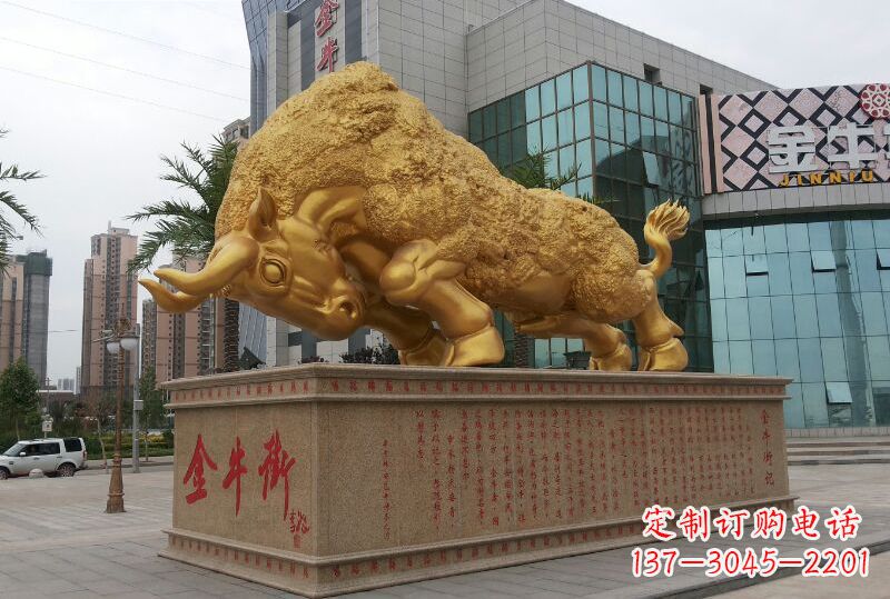 重庆鎏金开荒牛铜雕像,城市街道景观动物雕塑