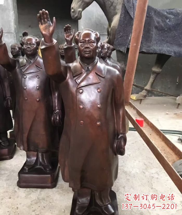 重庆毛主席挥手铜雕,传达毛主席的不朽精神