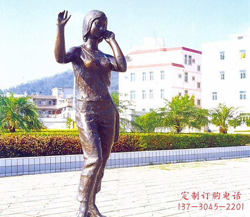 重庆美女打电话广场景观铜雕