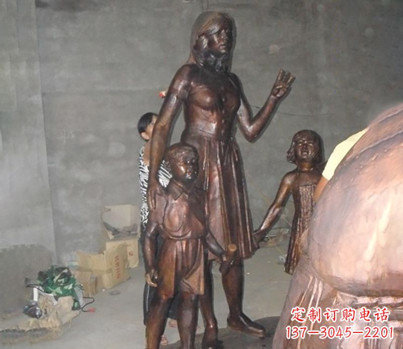 重庆中领雕塑非常荣幸推出一款特别的母亲雕塑,…