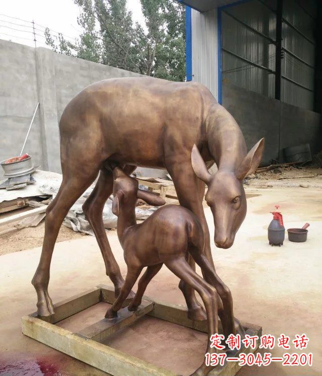 重庆母子鹿公园动物铜雕