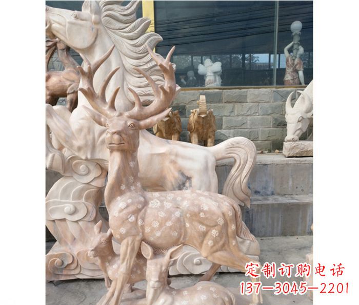 重庆展现自然风采的梅花鹿石雕
