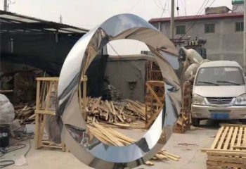 重庆镜面不锈钢几何圆环雕塑，经典永恒之美