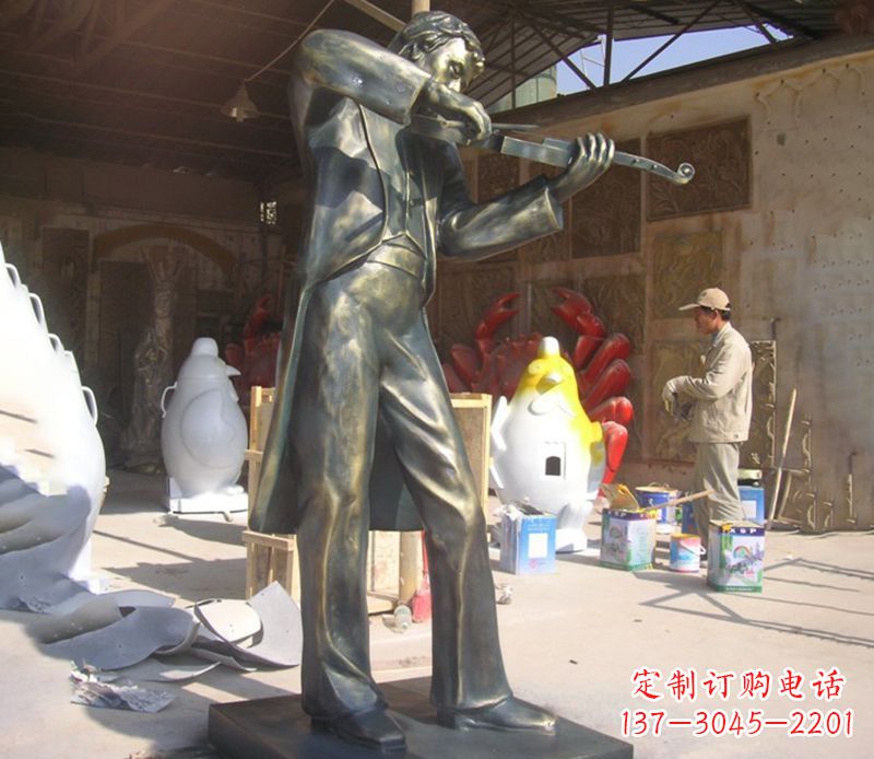 重庆男人演奏小提琴人物景观铜雕