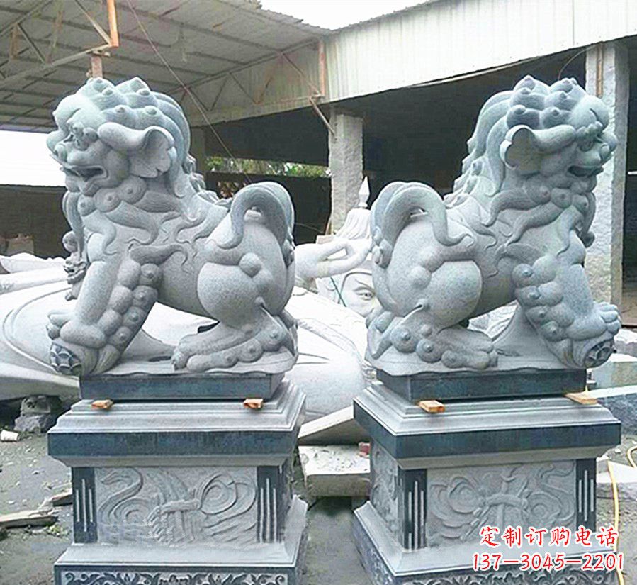 重庆南方狮子献钱狮石雕