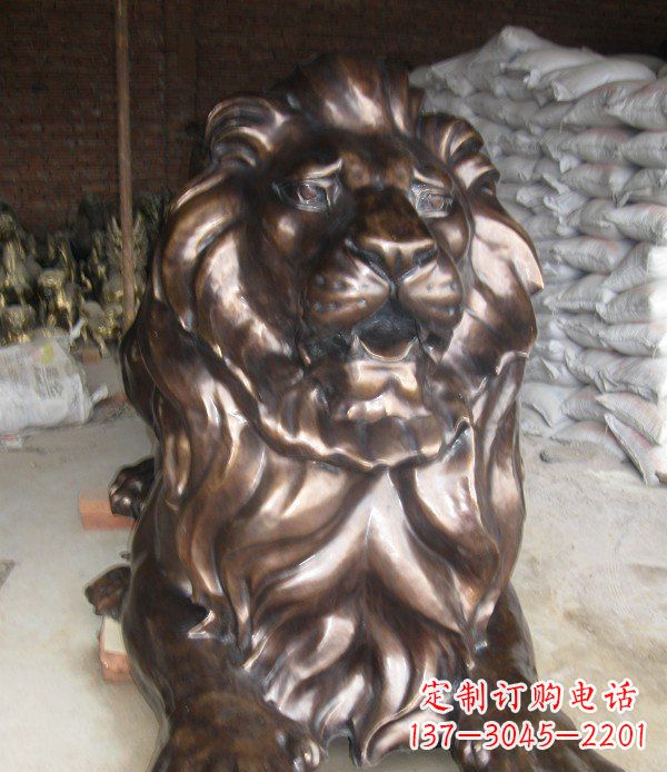 重庆趴着的西洋狮子铜雕 (2)