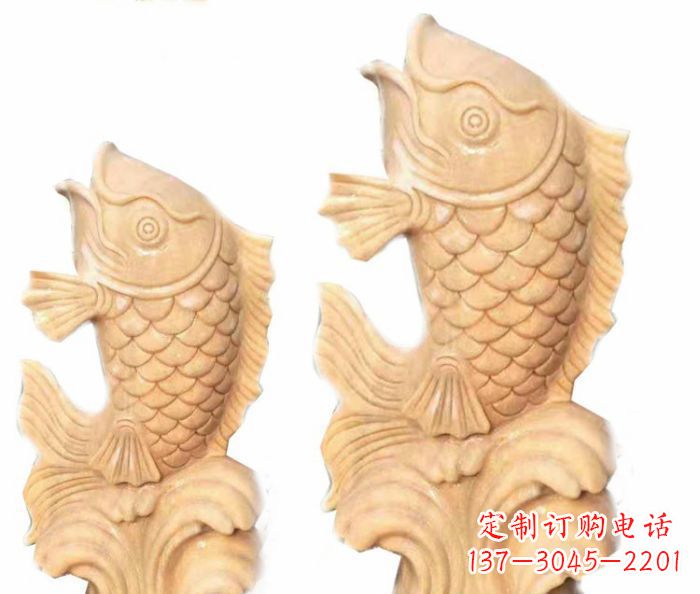 重庆晚霞红石喷水鲤鱼雕塑,灵动悠扬