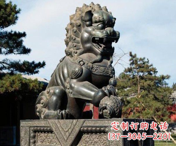重庆完美融合中西文化的铜狮子雕塑