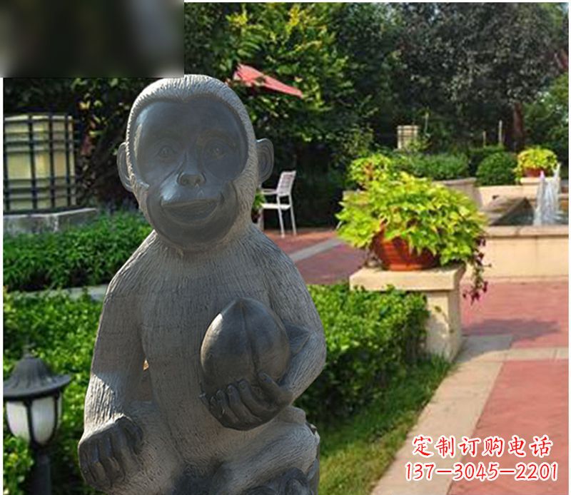 重庆青石抱着桃子的小猴子石雕