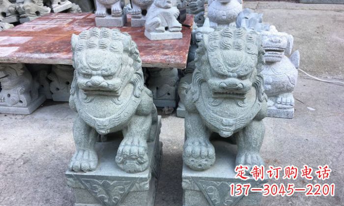 重庆青石踩球狮子看门石雕,精致雕塑令门口更加精彩