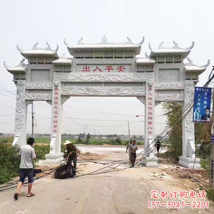 重庆质朴粗犷的三间四柱农村石牌坊雕塑