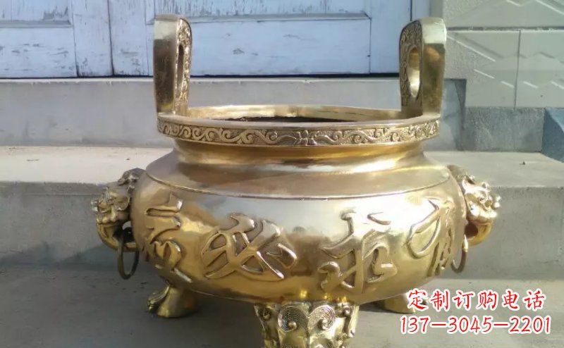 重庆壮丽威猛的三足香炉铜雕