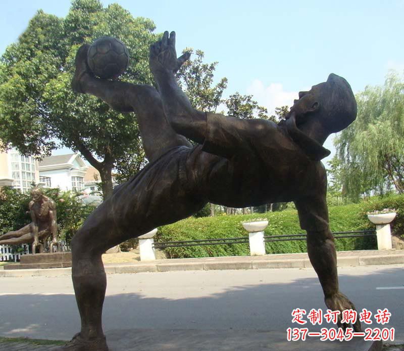 重庆射门的足球运动员铜雕