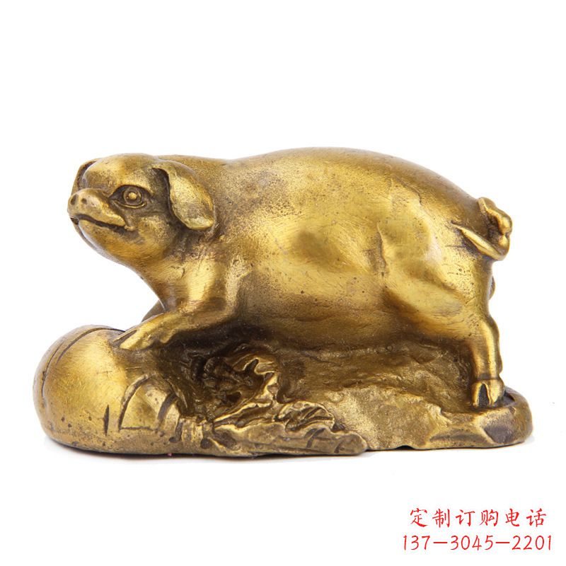 重庆铸铜鎏金猪雕塑时尚炫彩,精致温馨
