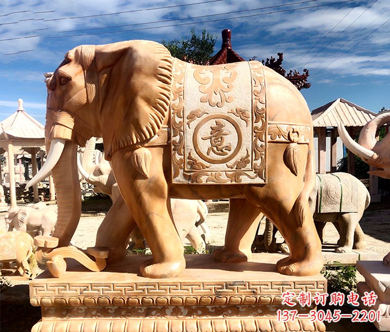 重庆精致多姿的大象雕塑