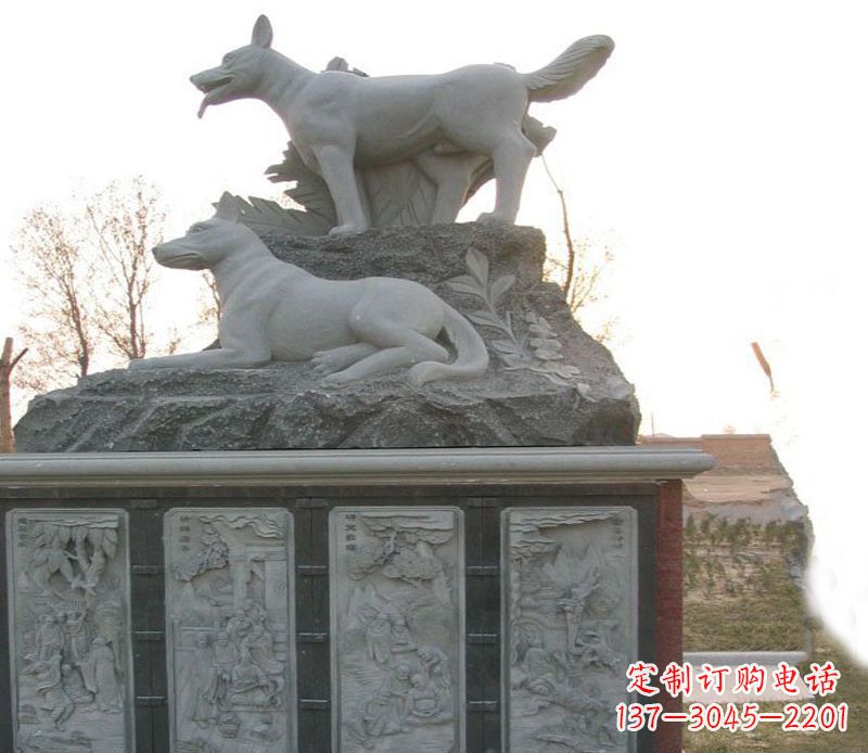 重庆体现艺术灵感的两只狗公园动物雕塑