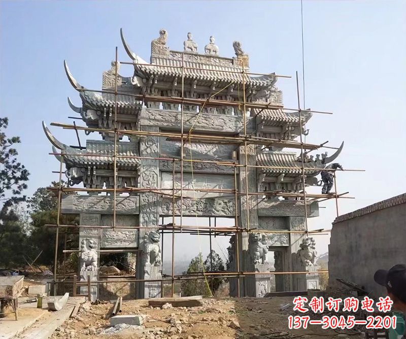 重庆石牌坊外东侧的龙凤雕塑