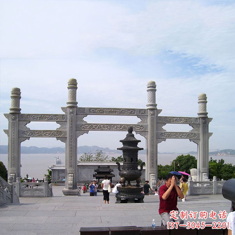 重庆寺院冲天式石雕牌坊