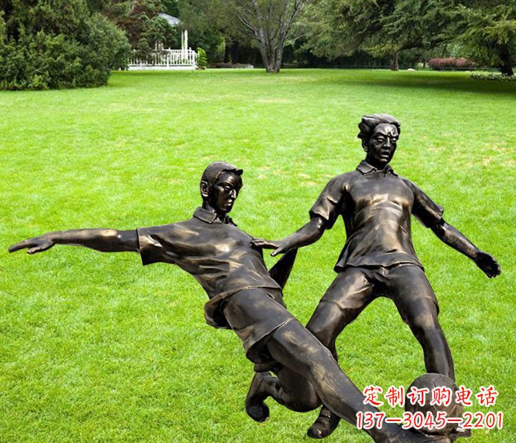 重庆踢足球的人物铜雕