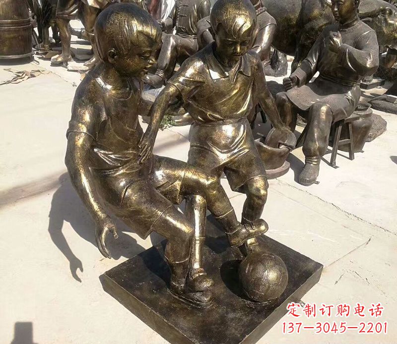 重庆踢足球的儿童铜雕