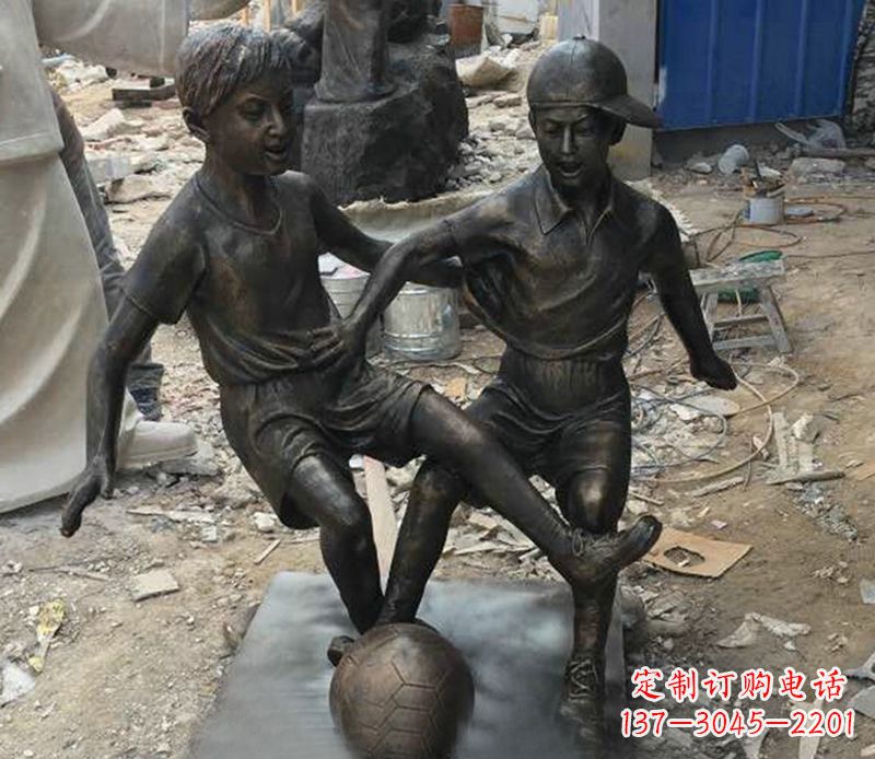 重庆踢足球公园人物铜雕