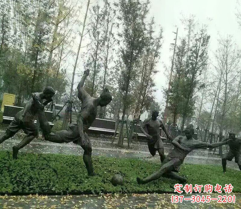 重庆踢足球公园运动人物铜雕