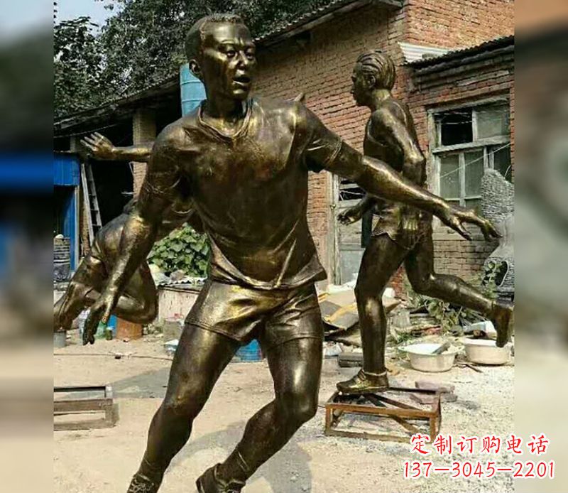 重庆踢足球广场人物铜雕