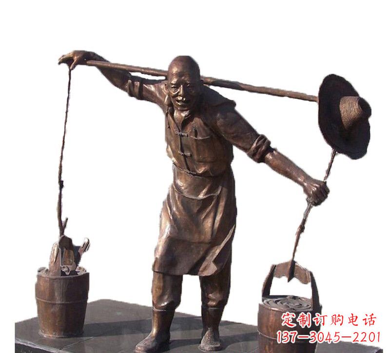 重庆挑扁担的老人铜雕
