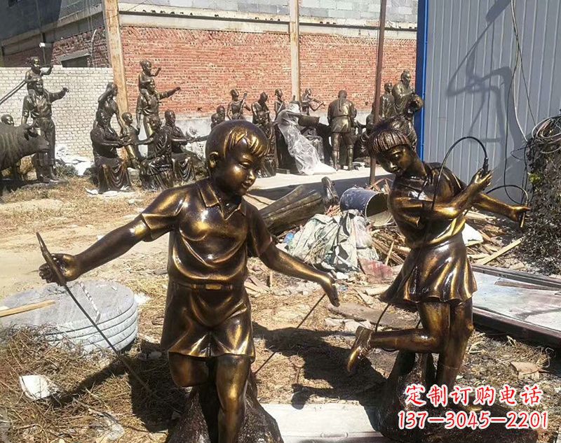 重庆跳绳的儿童铜雕