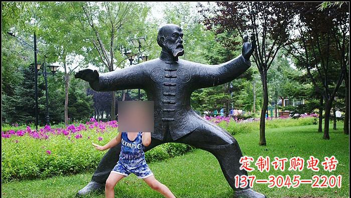 重庆铜雕打太极拳的老人