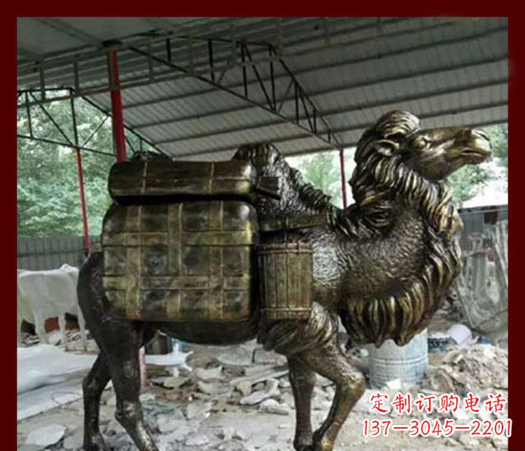 重庆拖行李的骆驼动物铜雕