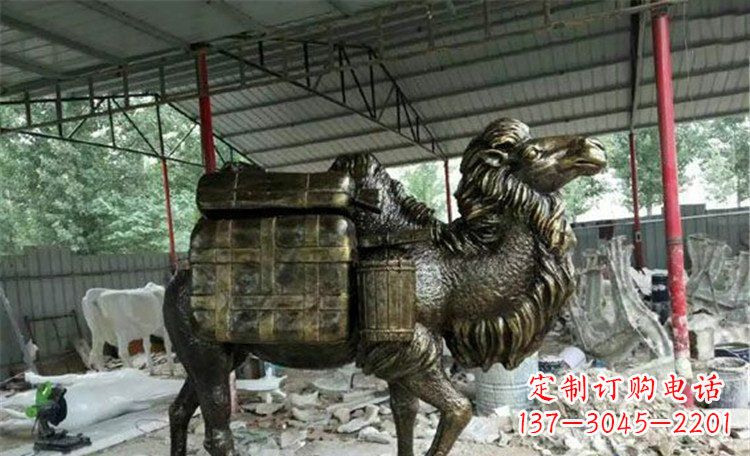 重庆拖行李的骆驼动物铜雕 (2)