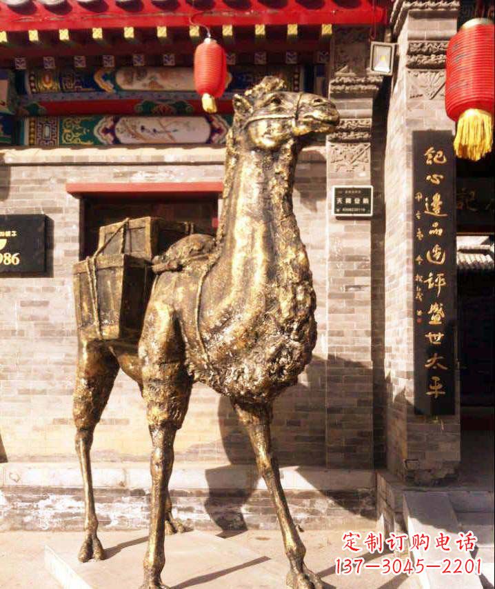 重庆驮行李的骆驼动物铜雕