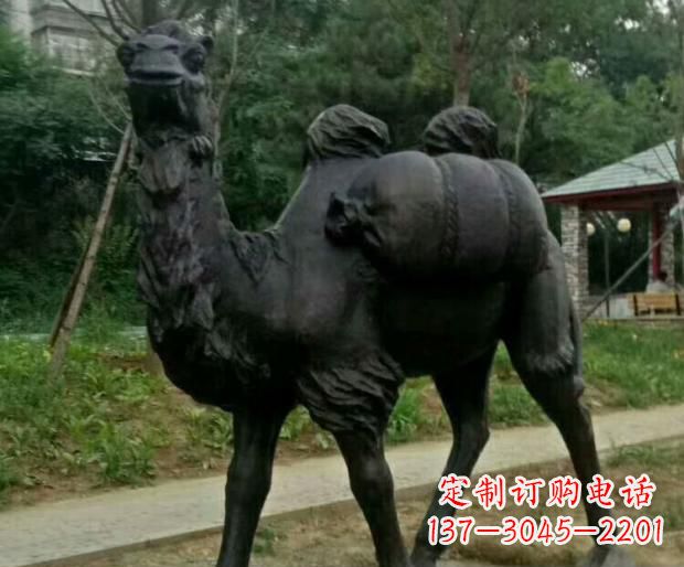 重庆驮行李的骆驼铜雕