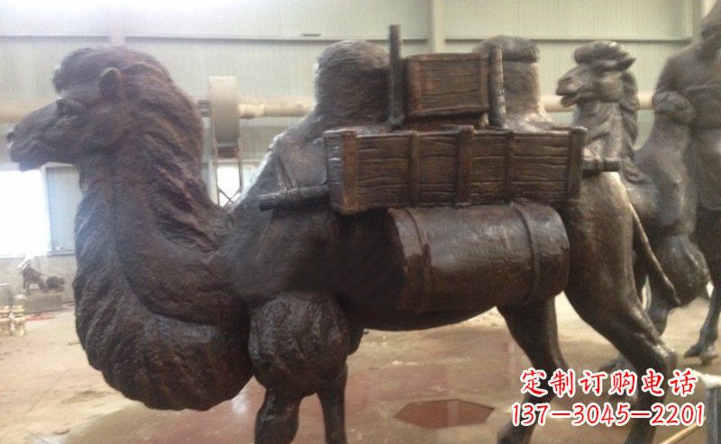 重庆驮着东西的骆驼公园动物铜雕